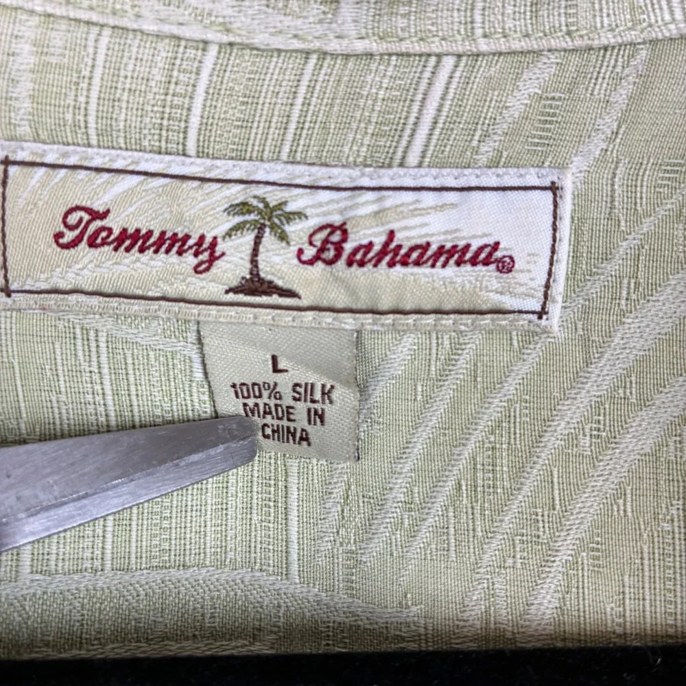 Tommy Bahama Camp Shirt Green 100% Silk Hawaiian Palm Trees Wooden Buttons Men L - Picture 5 of 12